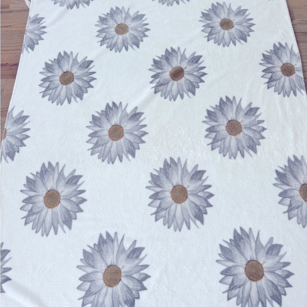 Floral Patterned Blanket - Picture 3 of 5